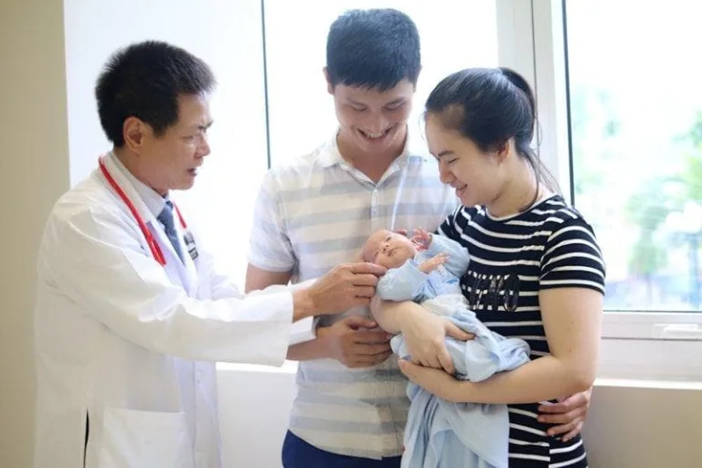 Các mốc phát triển của trẻ sơ sinh theo hướng dẫn Bộ Y tế